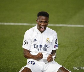 炸锅！维尼修斯国家德比被阿隆索换下后怒摔水瓶，场边黑脸引争议