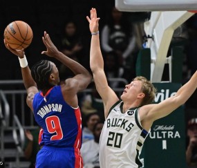 季前赛-格林22分坎宁安空砍26+6+6 雄鹿胜活塞